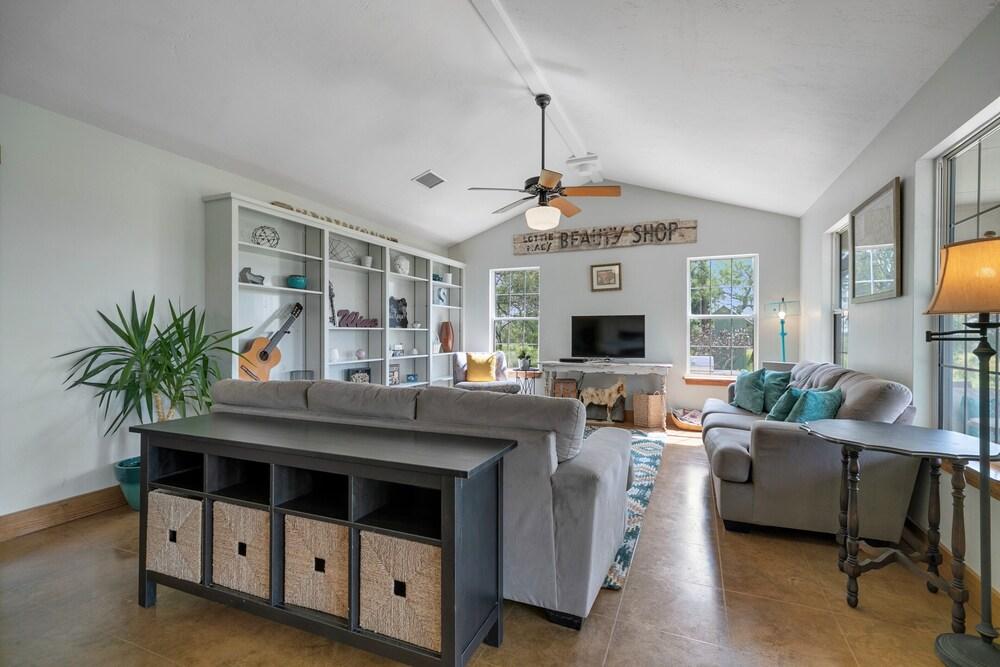 New! Stunning Ranch on 33 Acres W/hottubs&fire-pit