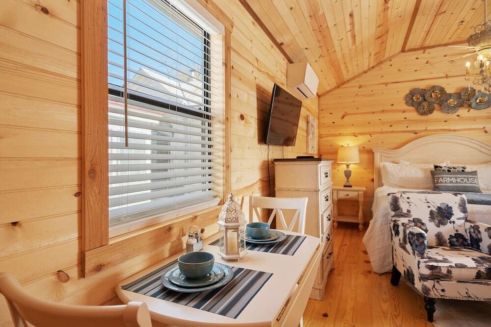 Stunning Cabin Right on Main St!