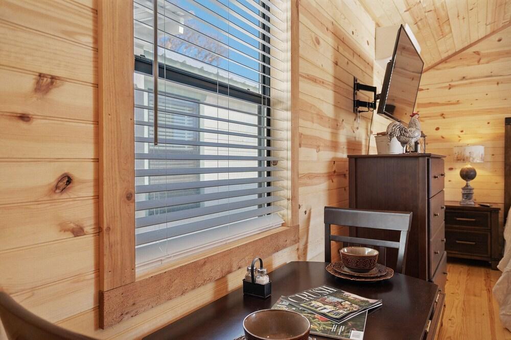 Gorgeous Cabin on Main-steps to Pacific War Museum