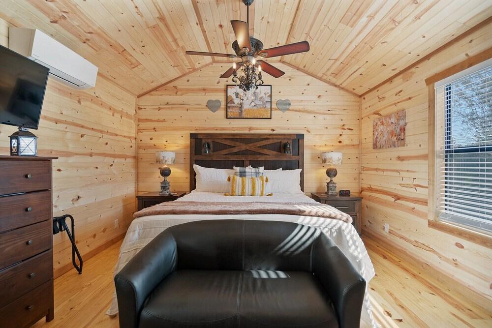 Gorgeous Cabin on Main-steps to Pacific War Museum