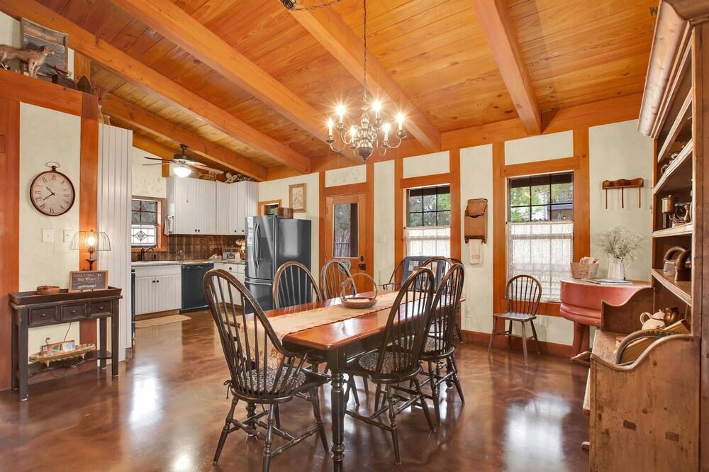 Luxury&location! 1 Blk to Main St W/hottub&firepit