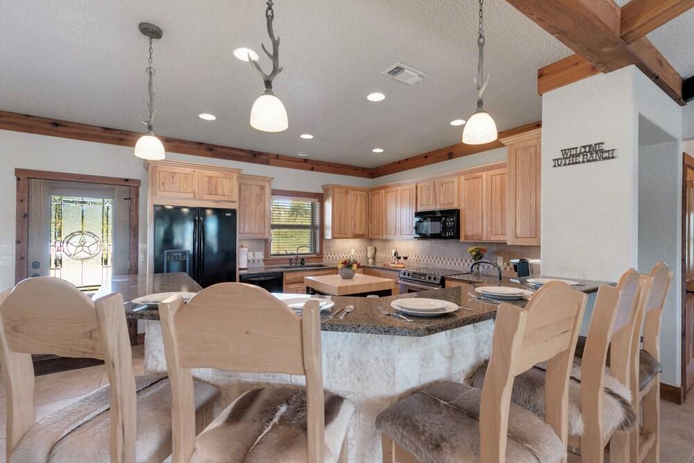 New Gorgeous Ranch With Private Swimming River, Waterfall, & Firepit