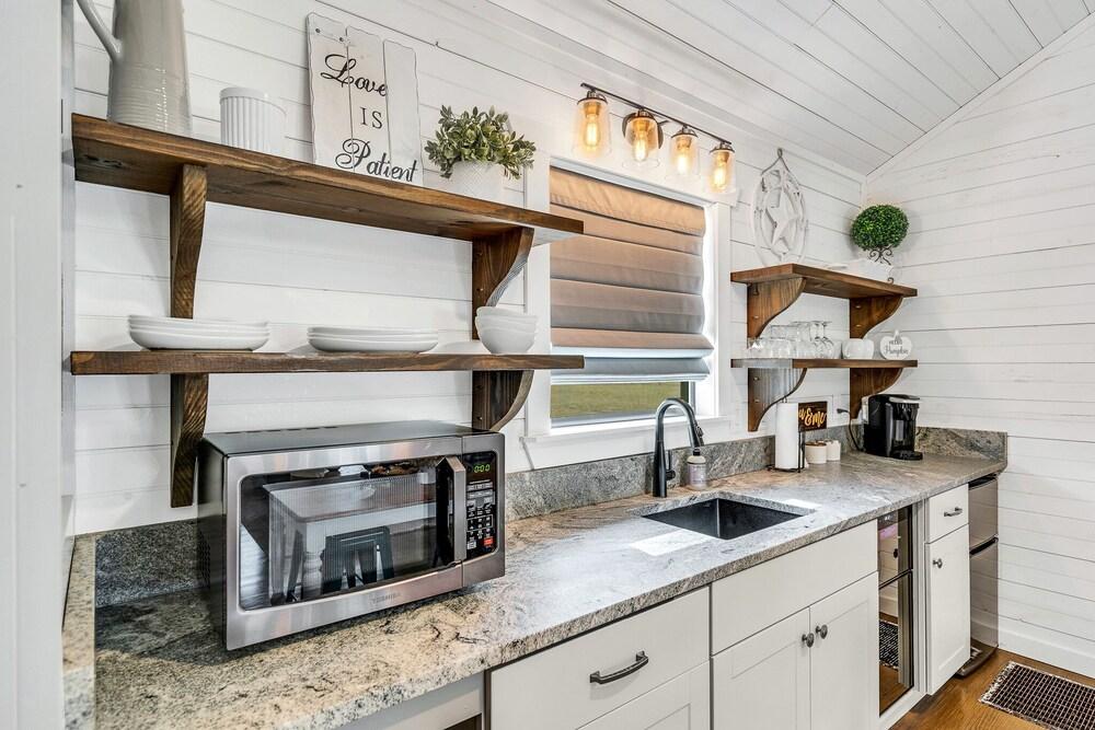 Charming Romantic Cabin 2 Miles From Wineries!