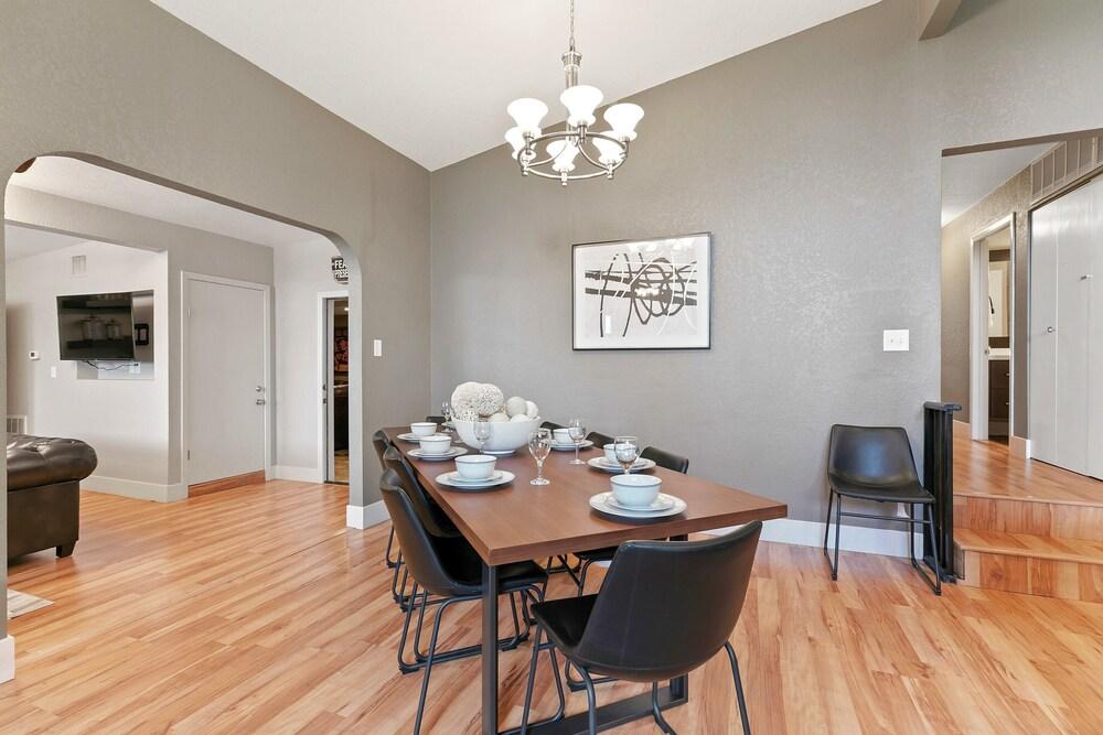 Luxury Home W/pool, Grill/bar, &movieroom