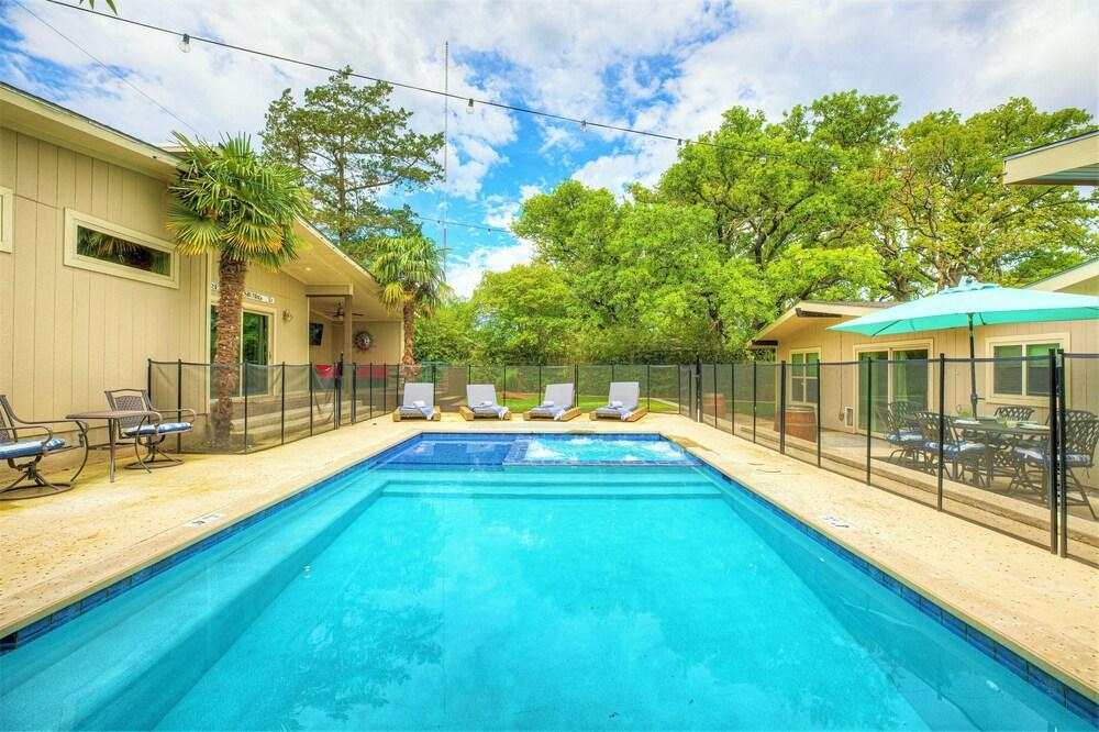 Luxury Home W/pool, Grill/bar, &movieroom