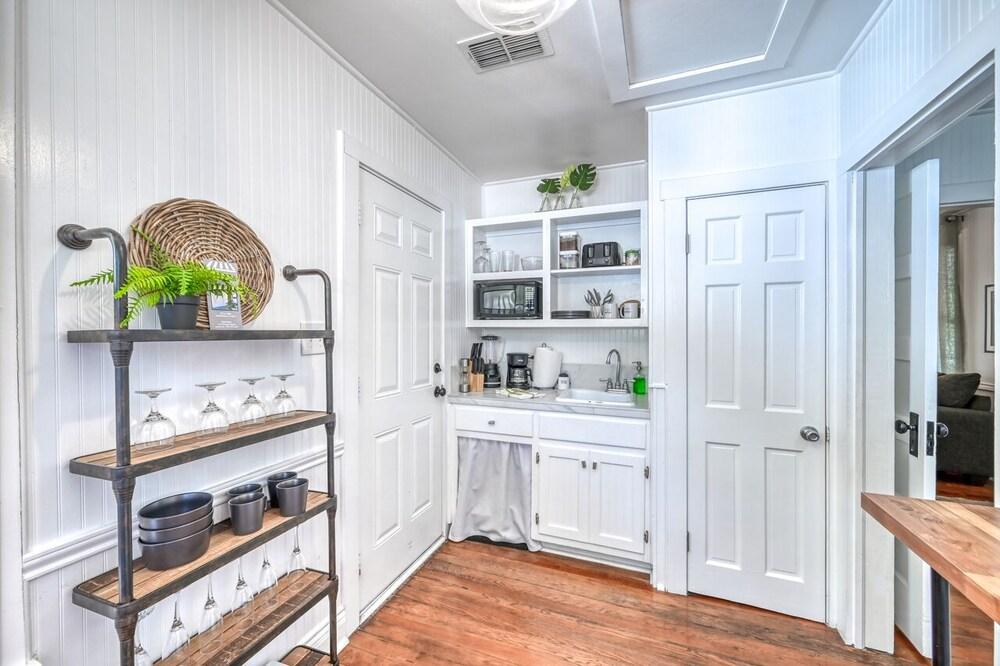 New! Charming Cottage Near Main w/ Patio&firepit!!