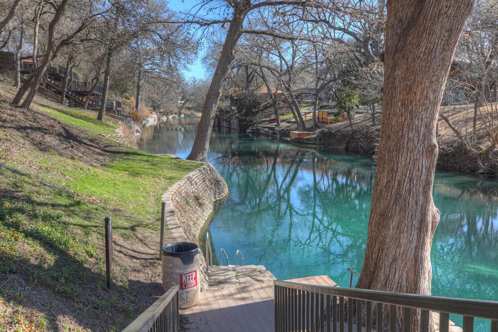 Luxury Riverfront Condo 1 BLK to Schlitterbahn!