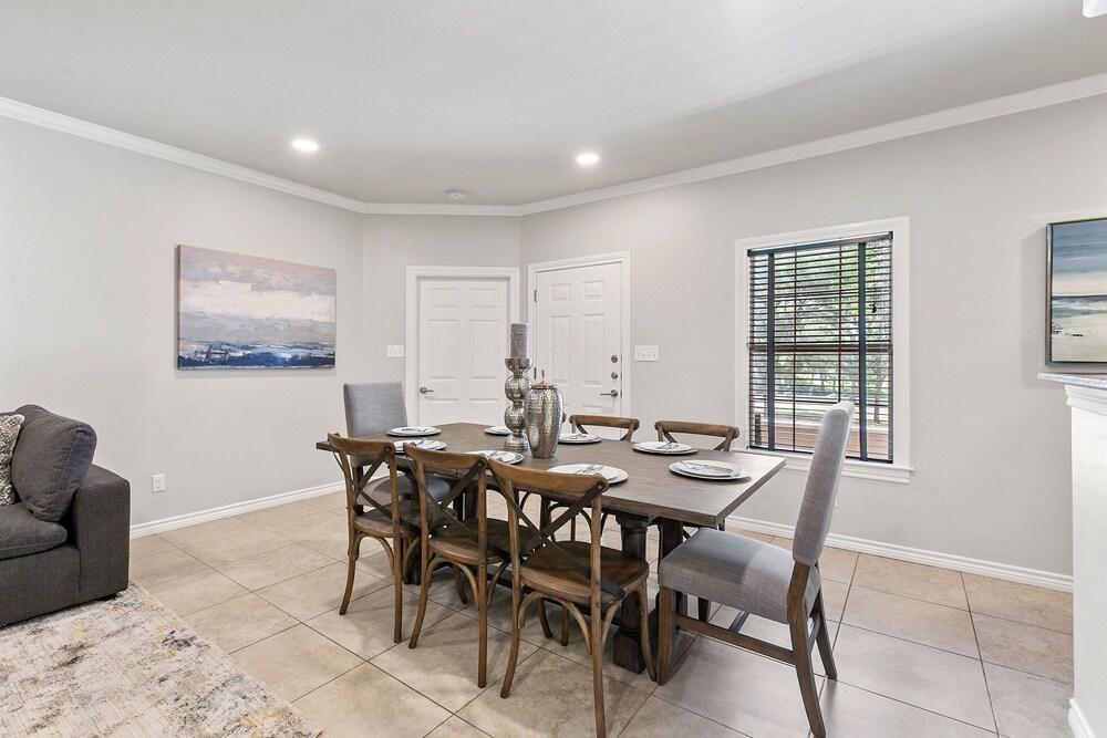 New! Modern Riverfront Apt 5blks to Schlitterbahn!