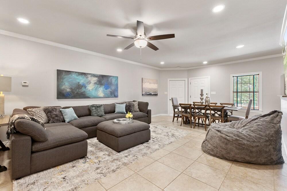 New! Modern Riverfront Apt 5blks to Schlitterbahn!