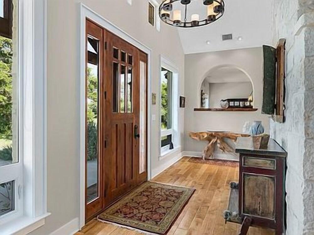 Luxury Homes! With a Pool-jacuzzi-outdoor Kitchen!