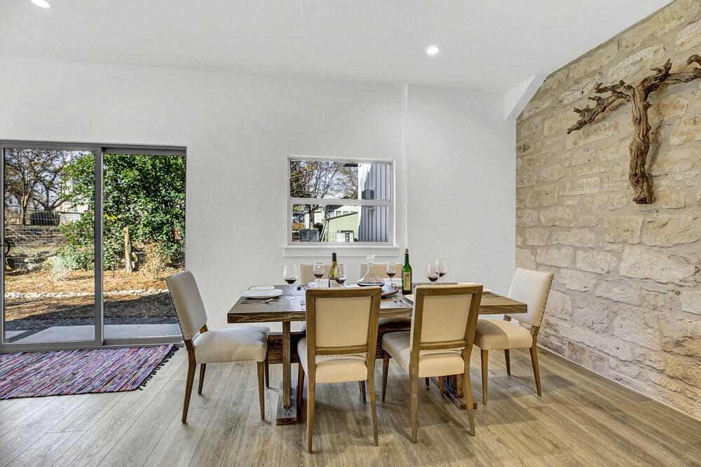 New! Luxurious Home 1blk to Main W/firepit