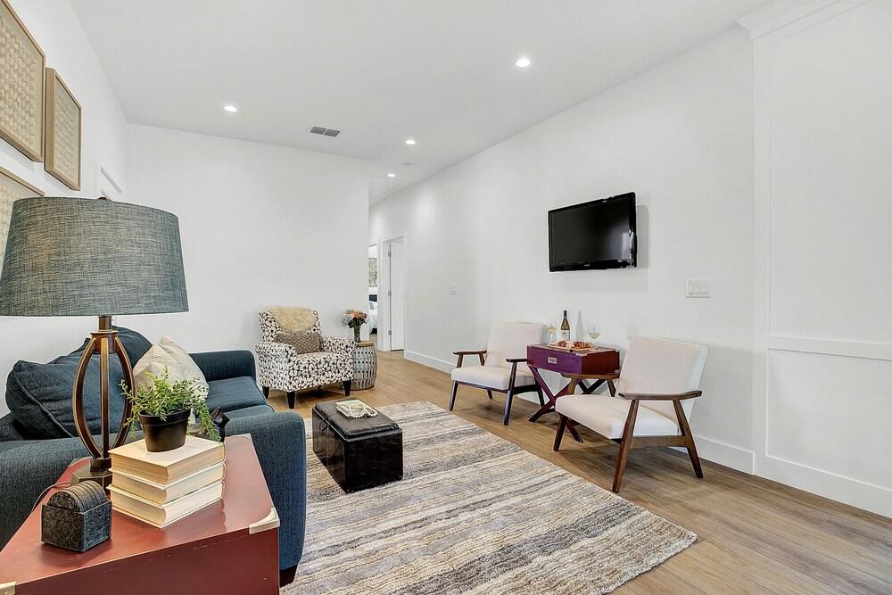 New! Luxurious Home 1blk to Main W/firepit