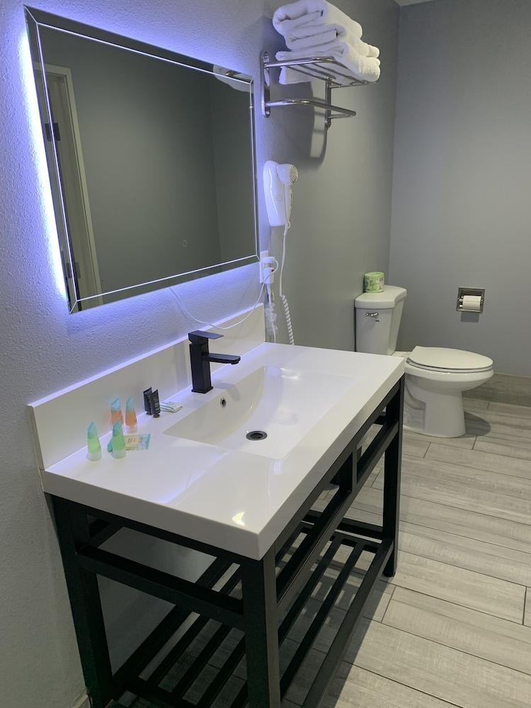 Willow Tree Inn & Suites