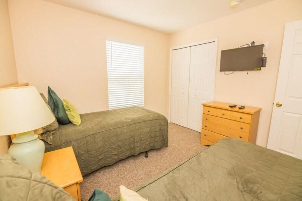 Lynval's Regal Palms Resort Townhome