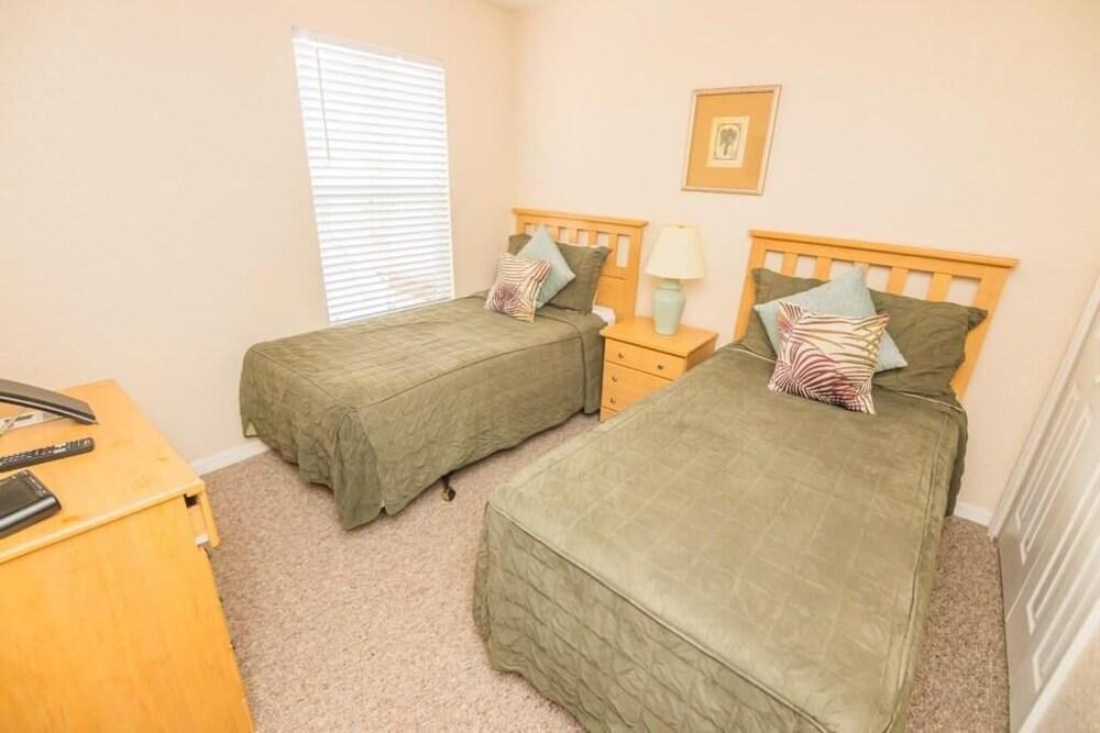 Lynval's Regal Palms Resort Townhome