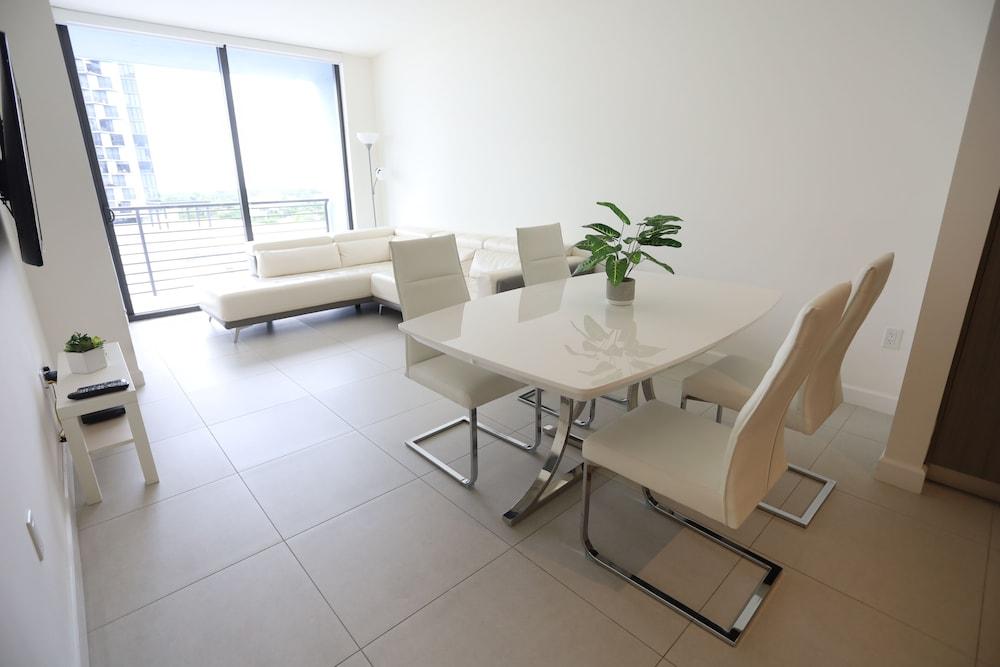 King Bed Full Service Apt