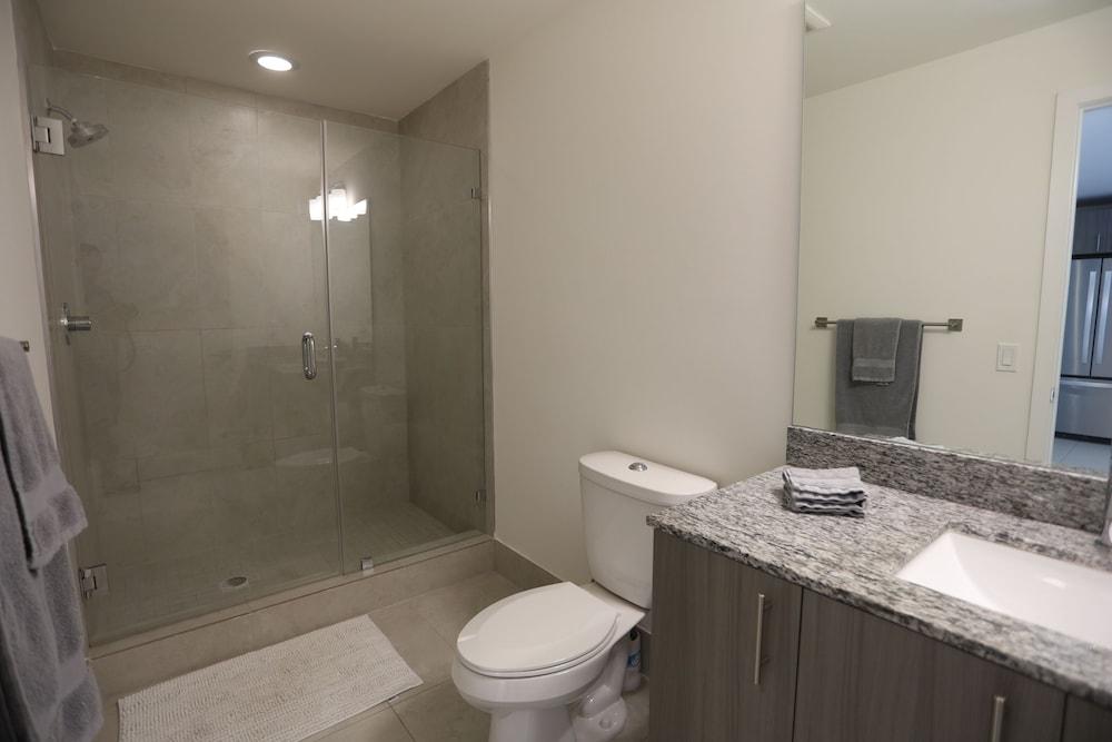 King Bed Full Service Apt