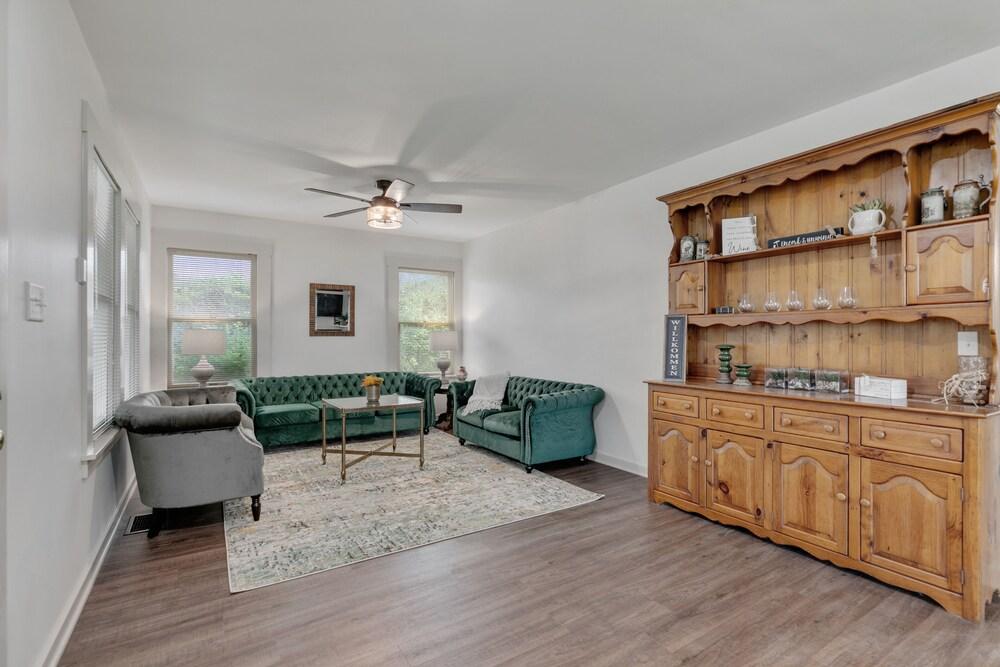 Luxury Haus Near Main St W/pool & Fire Pit