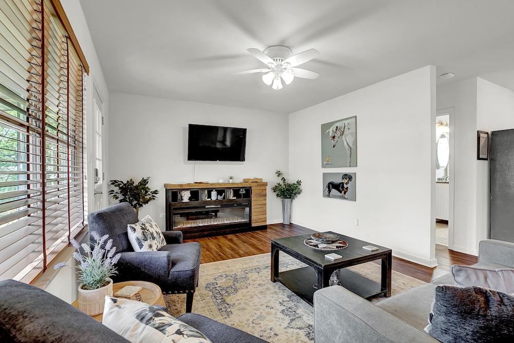 New! Gorgeous Bluebonnet House With Deck and Fire Pit