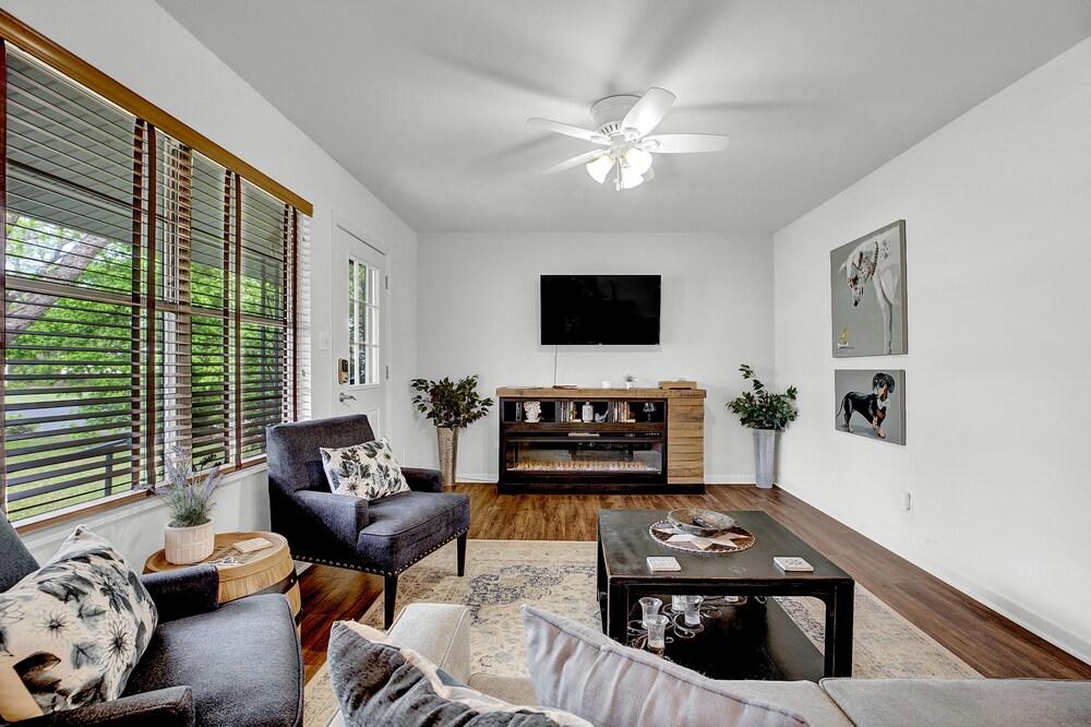 New! Gorgeous Bluebonnet House With Deck and Fire Pit