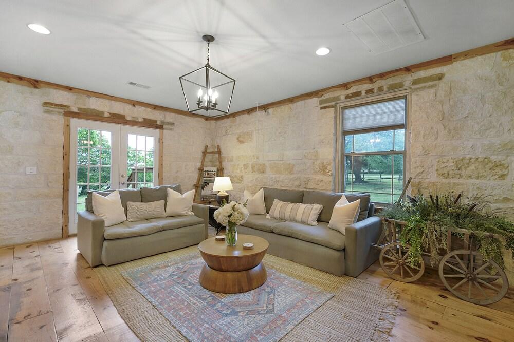 New! Luxury Home With Fire Pit & Hill Country Views