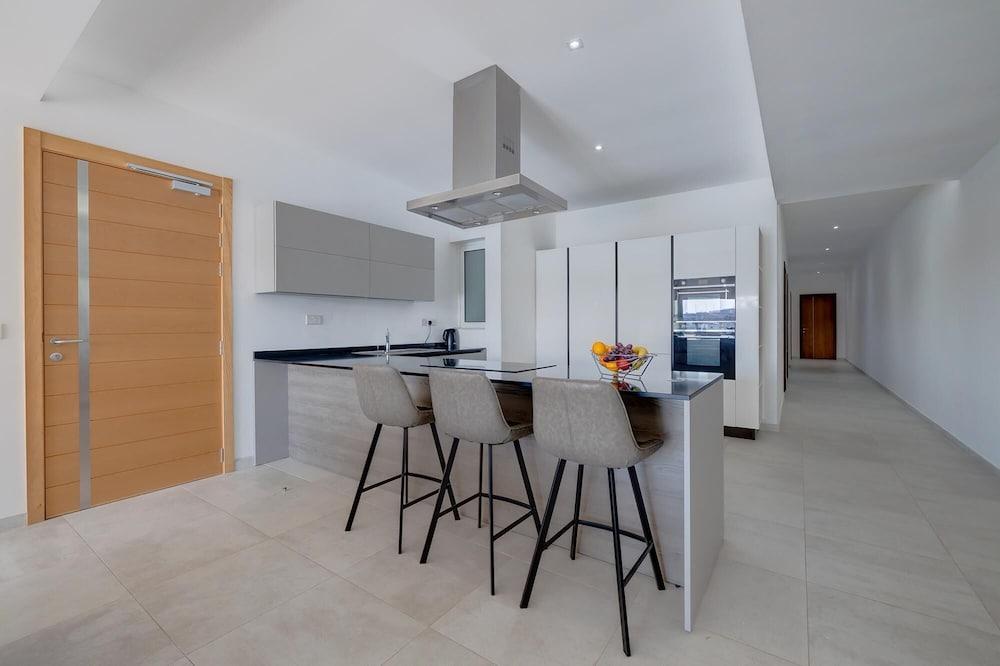 Superlative Apartment With Valletta and Harbour Views