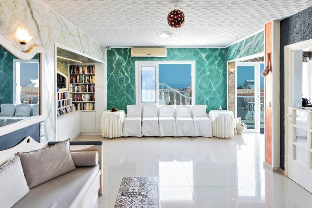 2 Bed Apartment - Sleeps 8 - Pool, Patio, Views