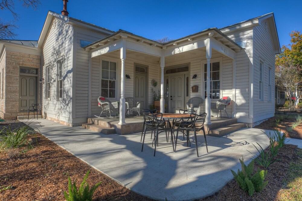 New! Luxurious Home W/wine Cellar & Firepit!