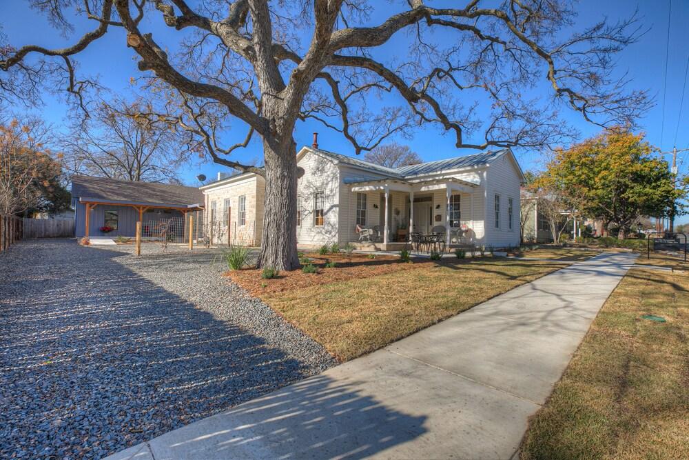 New! Luxurious Home W/wine Cellar & Firepit!