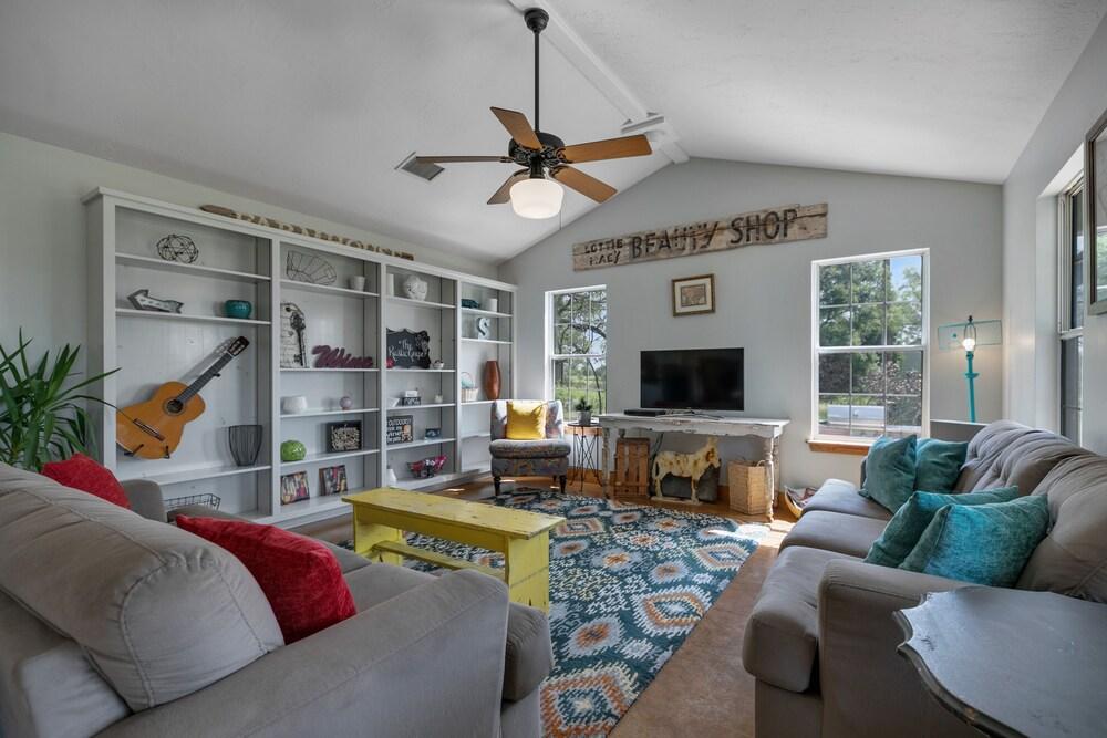 New! Gorgeous Home W/grill&views!