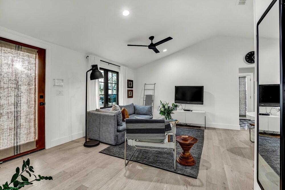 New! Luxury Vacation Cottages W/deck & Patio