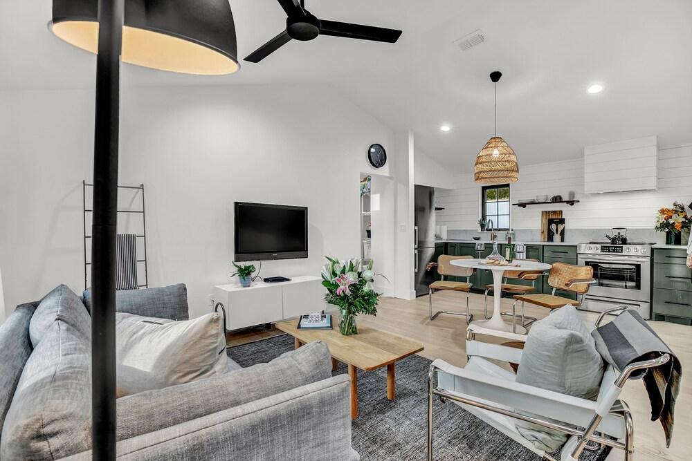 New! Luxury Vacation Cottages W/deck & Patio