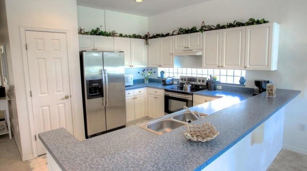 Peter's Sunset Lakes Vacation Home