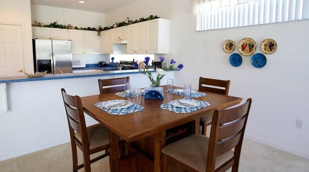 Peter's Sunset Lakes Vacation Home