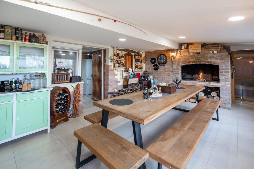 Pool&sauna House Apati on Danube