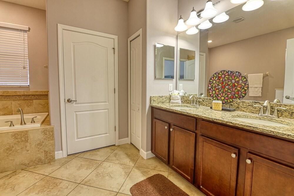 Christopers 9-bedroom Vacation Home