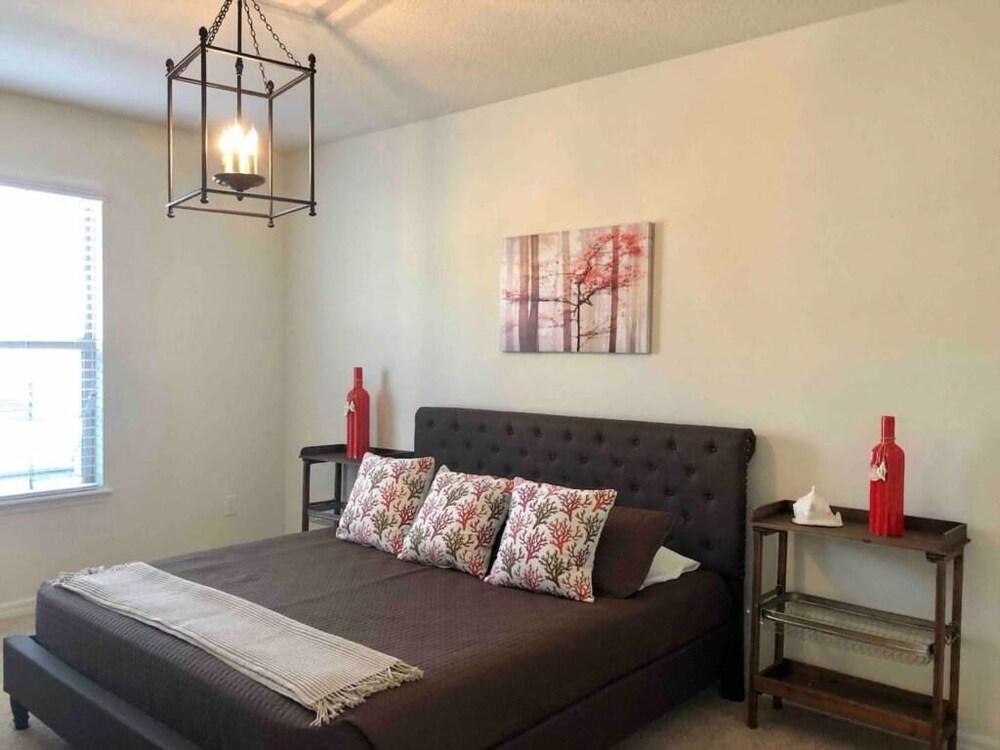 9 Bedroom Windsor at Westside Home