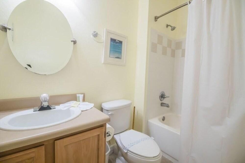 Heng's Runaway Beach Condo