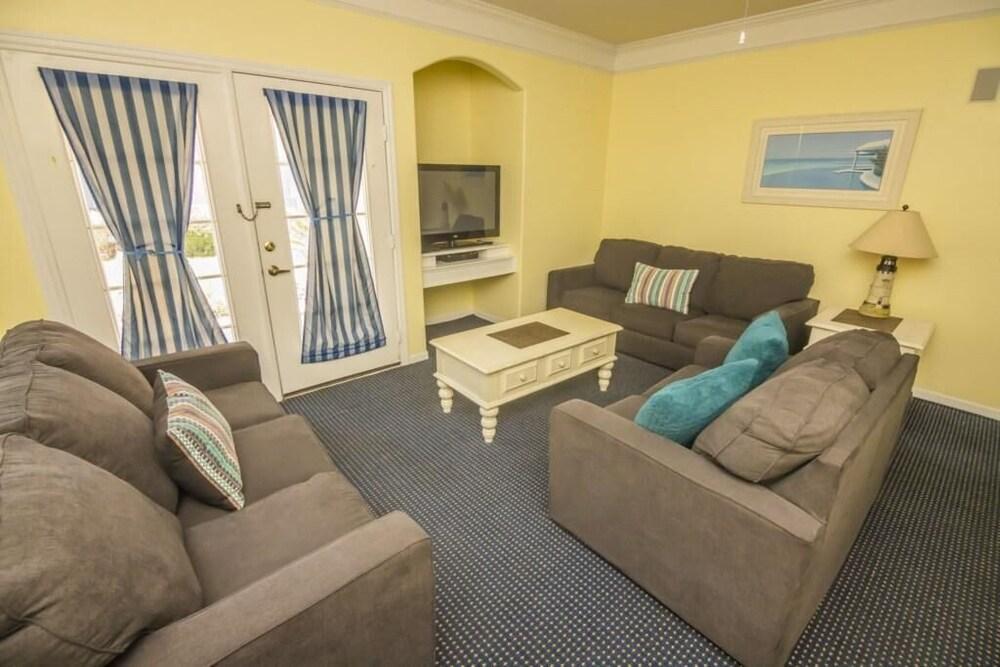 Bright Runaway Beach Condo