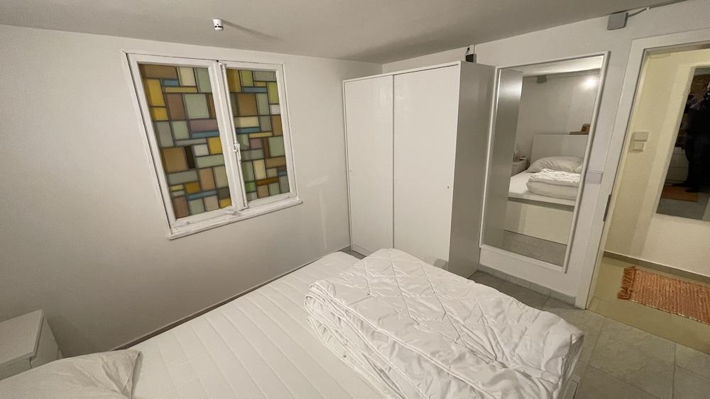 Cozy Furnished Basement Apartment