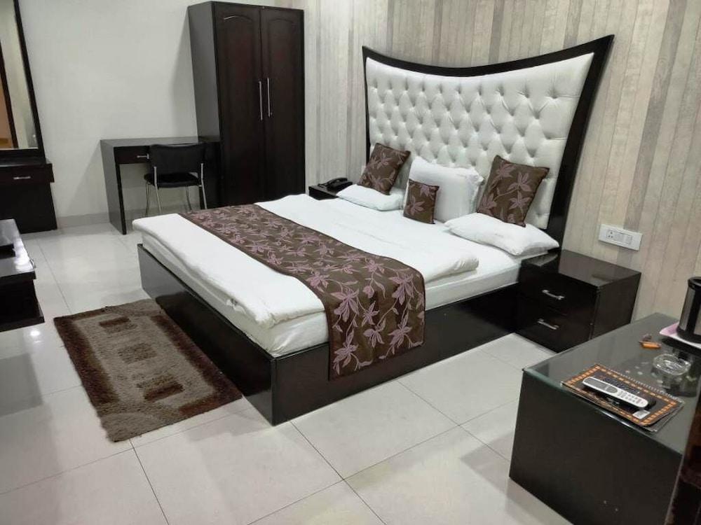 Hotel Mandakini Lush