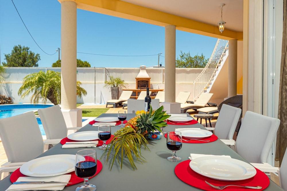 Duma in Albufeira With 4 Bedrooms and 4 Bathrooms