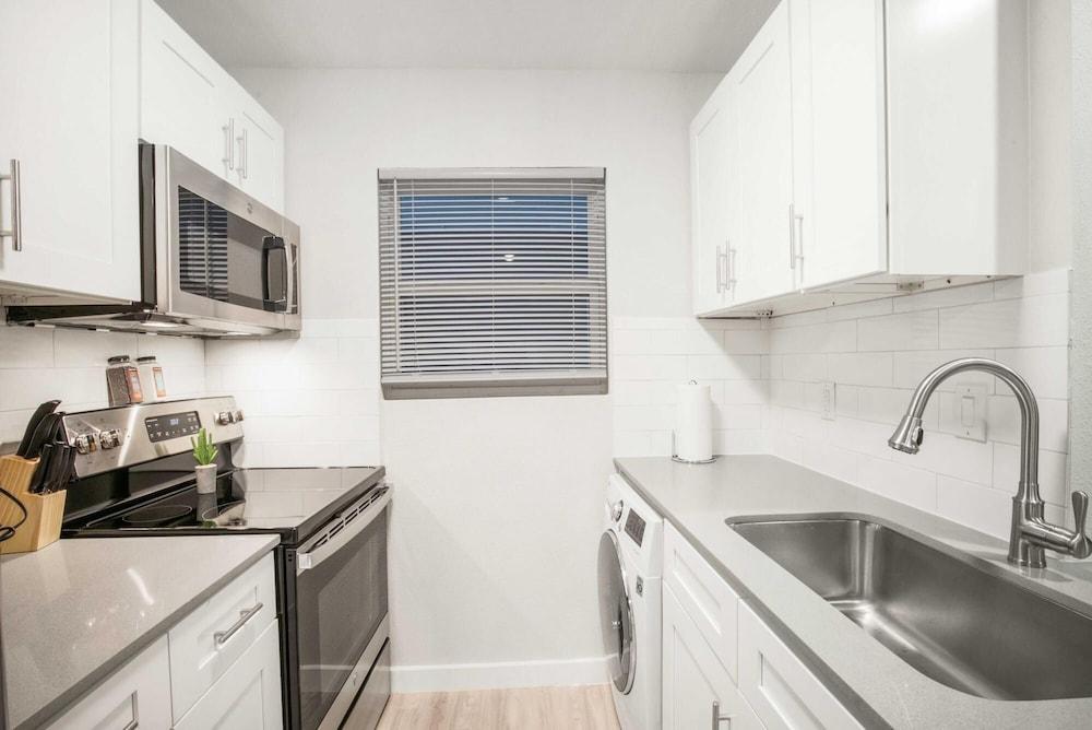 Modern 1BR Near UT Hyde Park Evonify