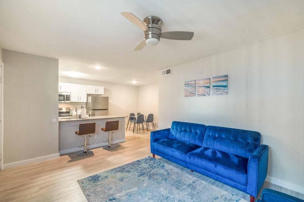 Stylish 2BR Near UT Hyde Park Evonify