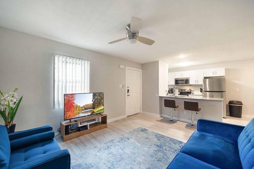 Stylish 2BR Near UT Hyde Park Evonify