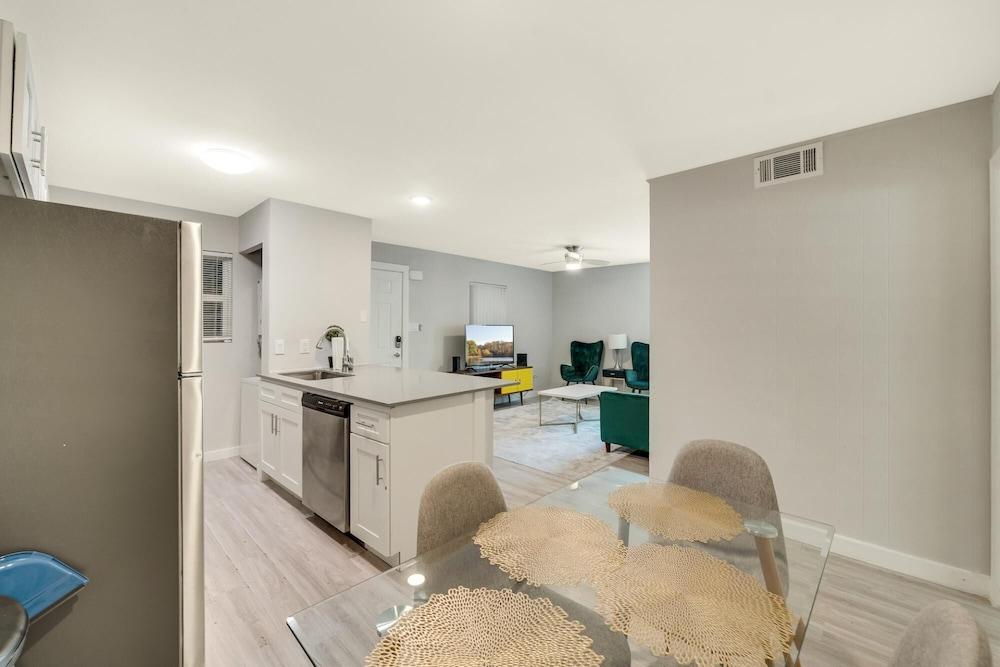 Modern 2BR Near UT Hyde Park Evonify