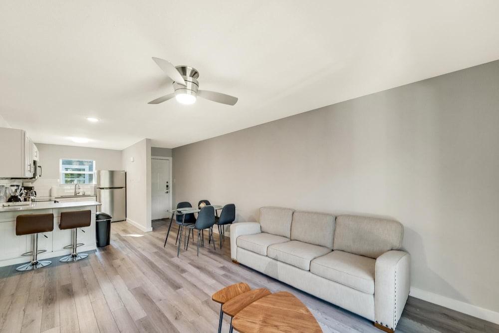 Stylish 2BR Near UT Hyde Park Evonify