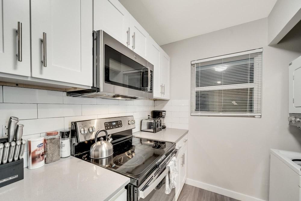 Modern 2BR Near UT Hyde Park Evonify