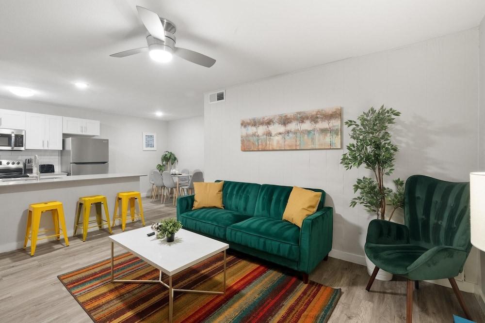 Stylish 2BR Near UT Hyde Park Evonify