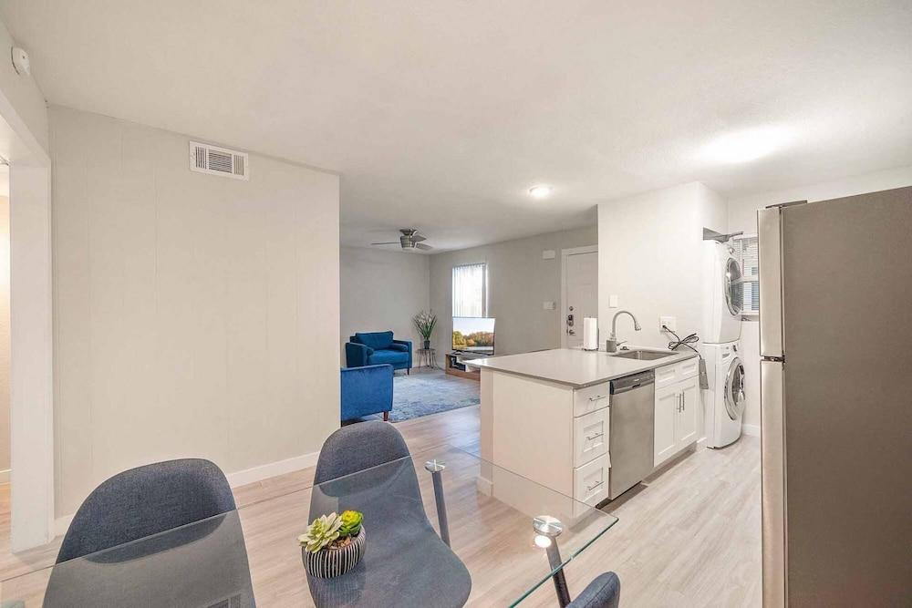 Stylish 2BR Near UT Hyde Park Evonify